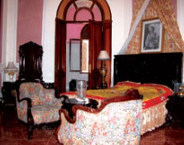 Chiếc giường ngủ của Vua Bảo Đại tại biệt thự ở Đồ Sơn, Hải Phòng.